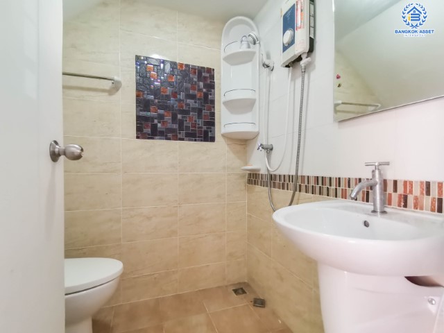 ทาวน์เฮ้าส์มือสองย่านนนทบุรี ม.กัสโต้ ปิ่นเกล้า-จรัญสนิทวงศ์ หลังมุม! คุณภาพแบรนด์ Q.House เนื้อที่เยอะถึง 20.8 ตร.ว. ฟังก์ชันจัดเต็ม 4 ห้องนอน 3 ห้องน้ำ 2 ที่จอดรถ บ้านพร้อมอยู่ ทำเลเดินทางสะดวก ใกล้ใจกลางเมือง, รถไฟฟ้าสายสีแดง "สถานีบางบำหรุ" และทางด่วน "ศรีรัช"...